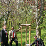 Erste Baumpflanzung im Frühjahr 2008: EGG-Geschäftsführer Bernd Petzold (l.) und Dr. Jochen Starke (r.) mit Baudezernent Ramon Miller.