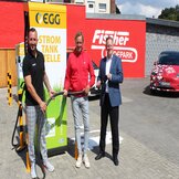 EGG-Geschäftsführer André Grieser, Mike Fischer, Inhaber der Fischer Academy, und Norman Schlesier, EGG-Teamleiter Kommunikations-/Datentechnik und eMobility, (v.r.n.l.) bei der Eröffnung des Ladeparks in der Geraer Innenstadt (Foto: EGG)